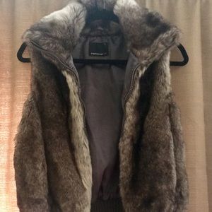 Sleeveless faux fur zippered vest